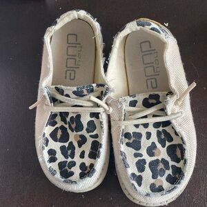 Lintel girl Hey Dudes shoes